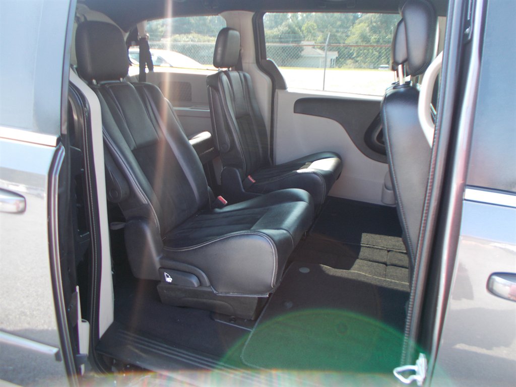 2017 Dodge Grand Caravan - $11,500