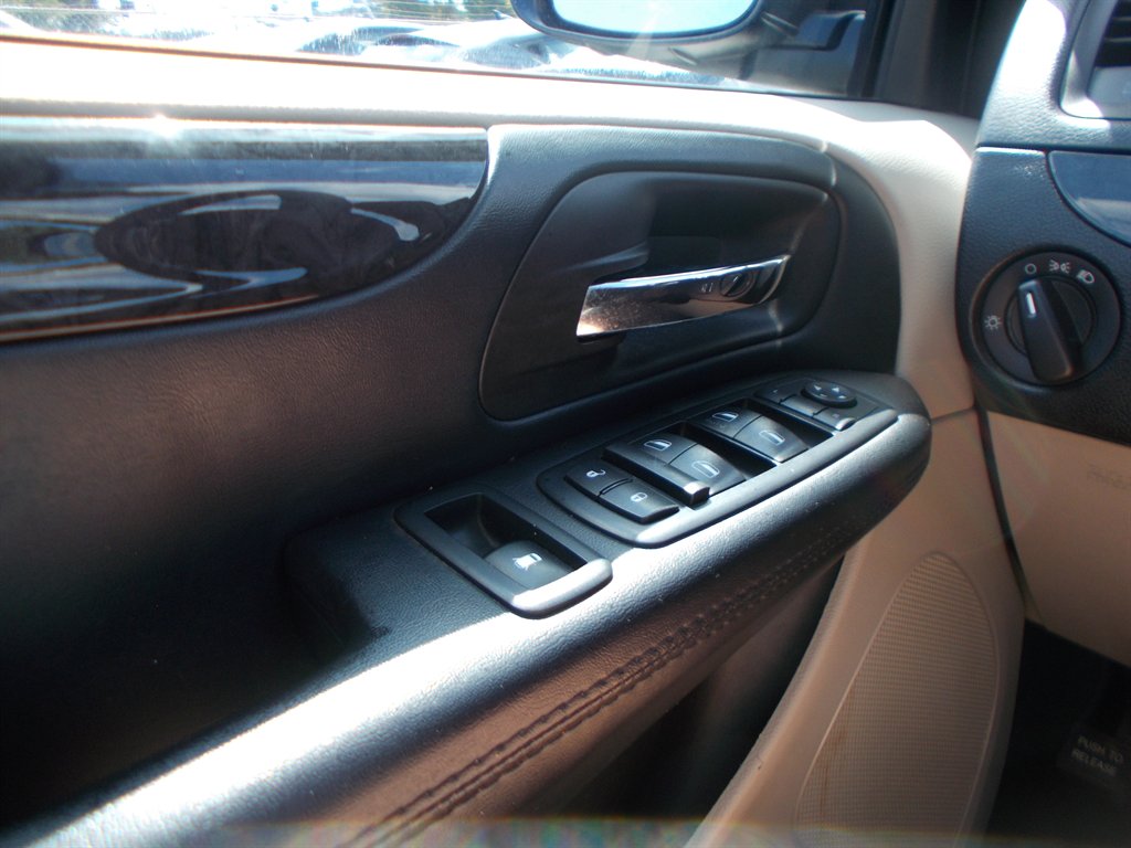 2019 Dodge Grand Caravan - $11,500