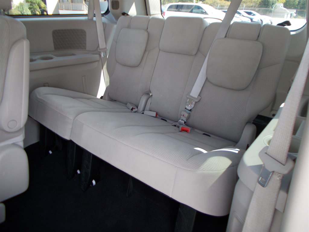2016 Dodge Grand Caravan - $10,500