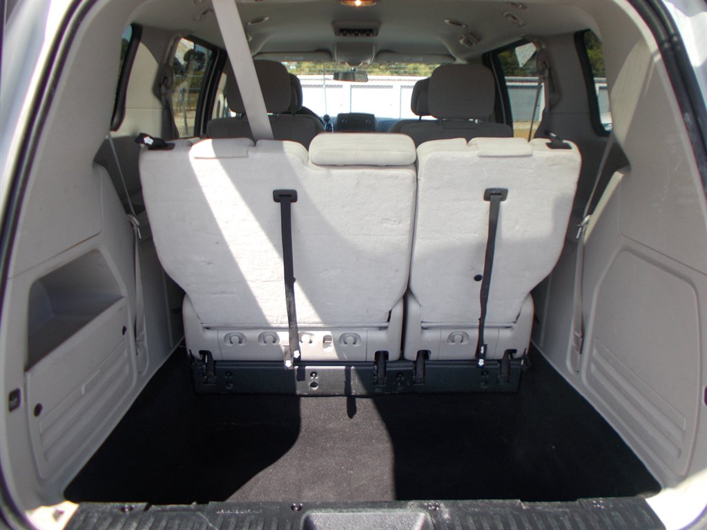 2016 Dodge Grand Caravan - $10,500