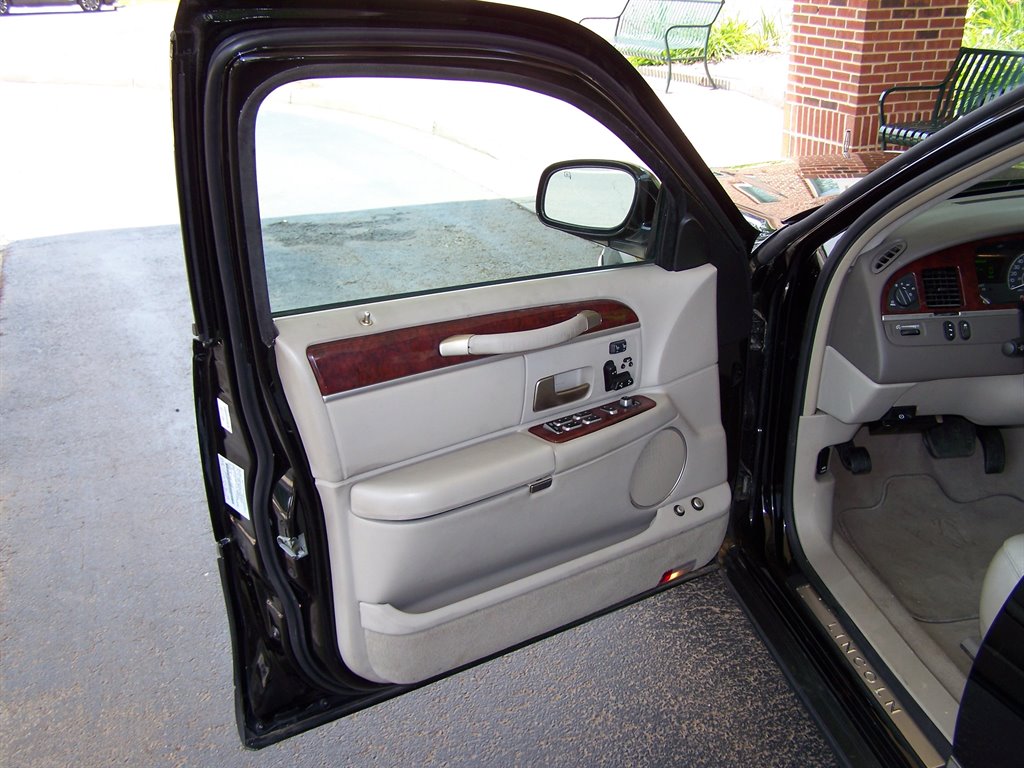 2003 LINCOLN Town Car Sedan - $25,890