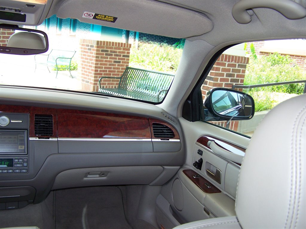 2003 LINCOLN Town Car Sedan - $25,890
