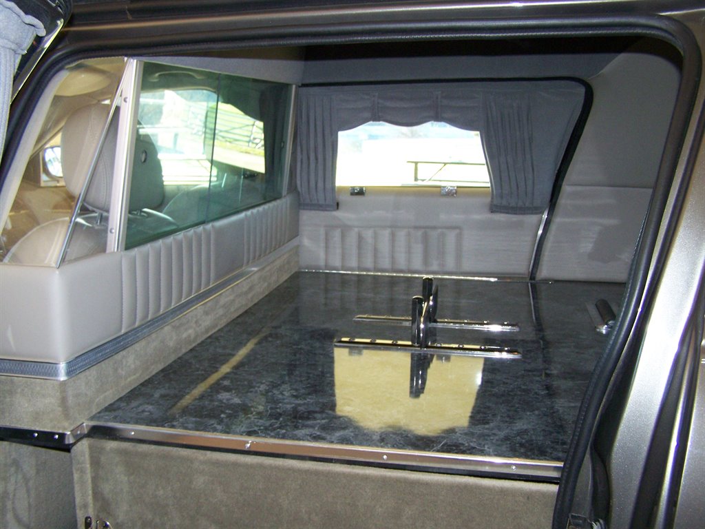 2003 Lincoln Town Car Funeral Coach photo