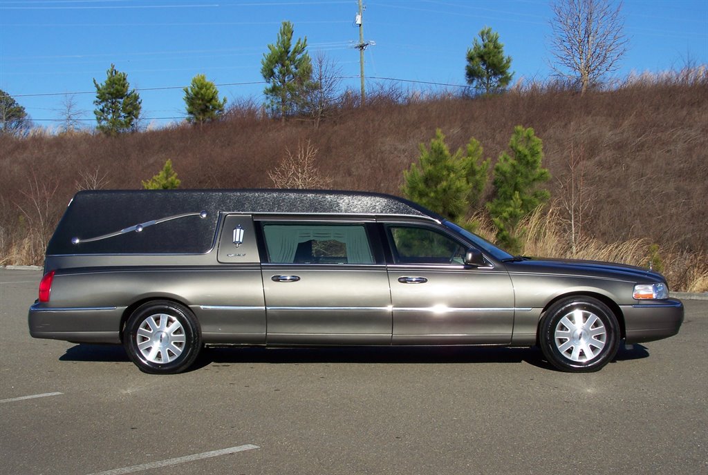 2003 Lincoln Town Car Funeral Coach photo