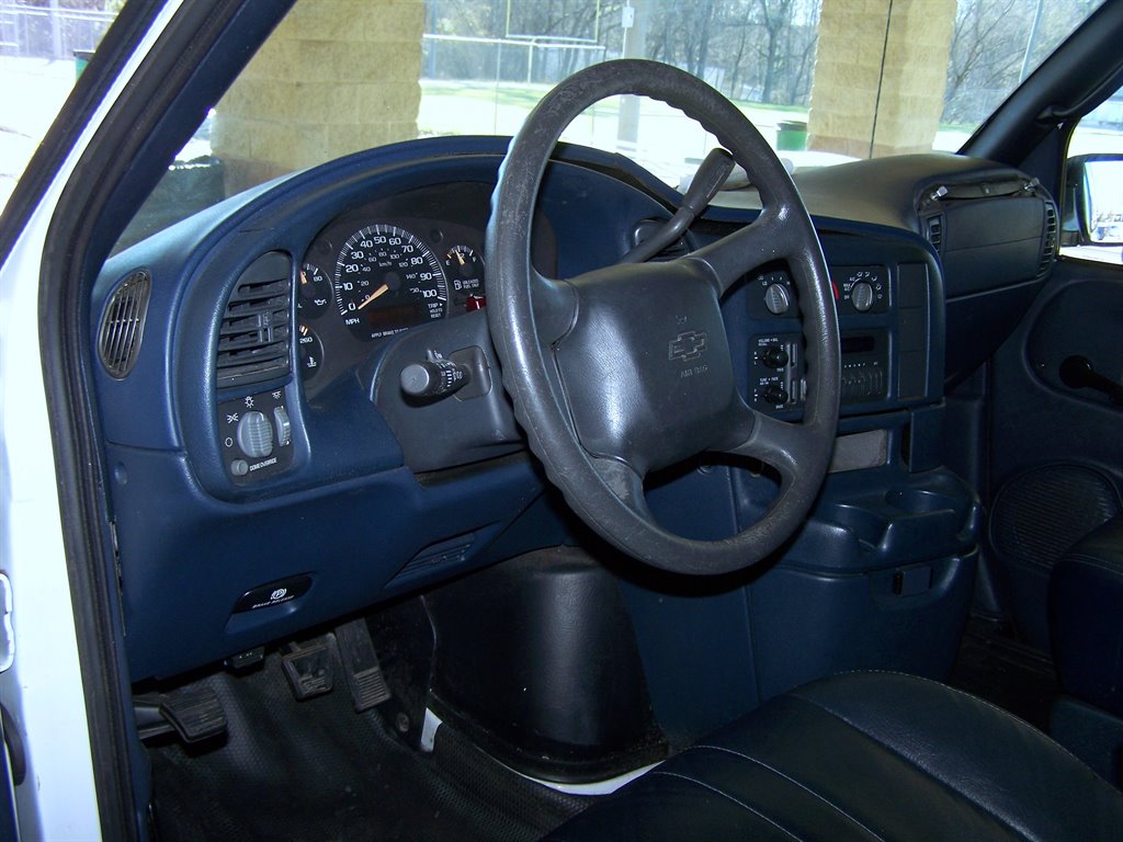 2002 Chevrolet Astro photo
