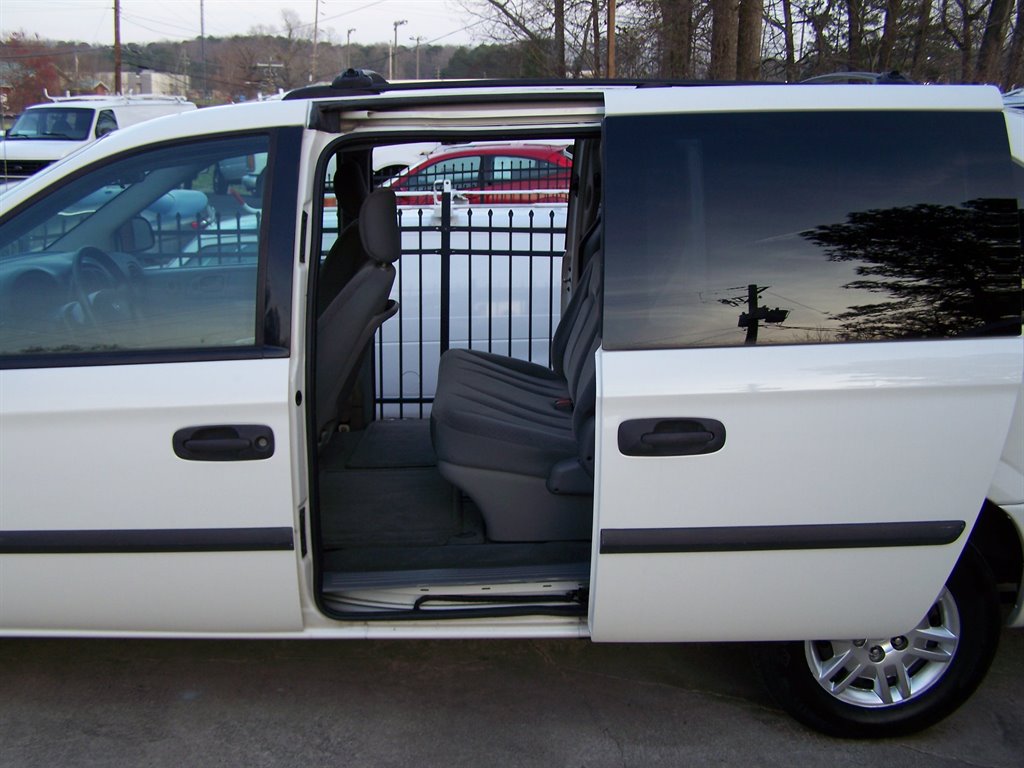 2006 Dodge Grand Caravan SE photo