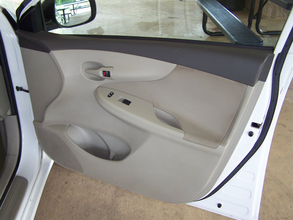 2009 Toyota Corolla LE photo
