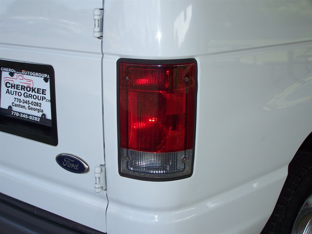 2005 Ford E-350 - $16,890
