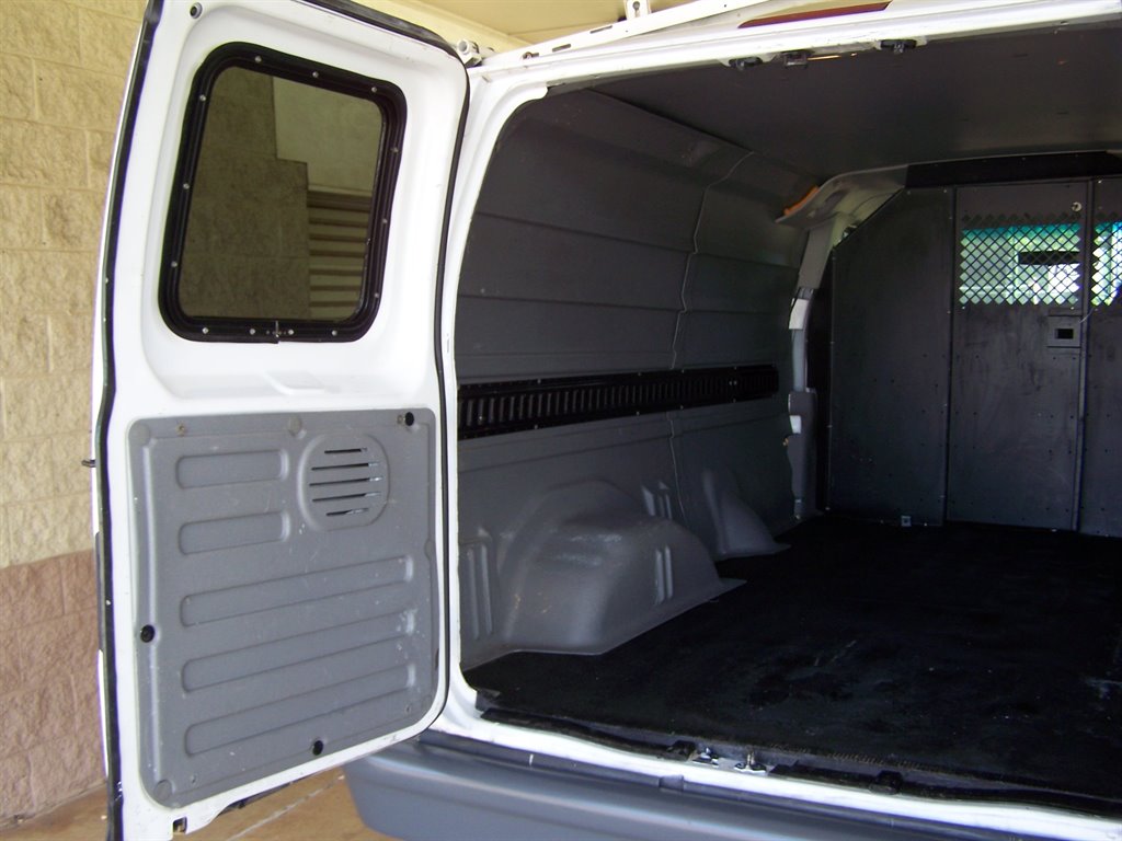 2005 Ford E-350 - $16,890