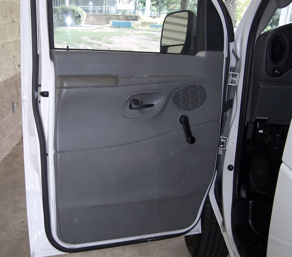 2005 Ford E-350 - $16,890