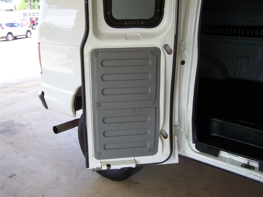 2005 Ford E-350 - $16,890