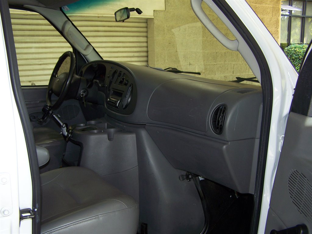 2005 Ford E-350 - $16,890