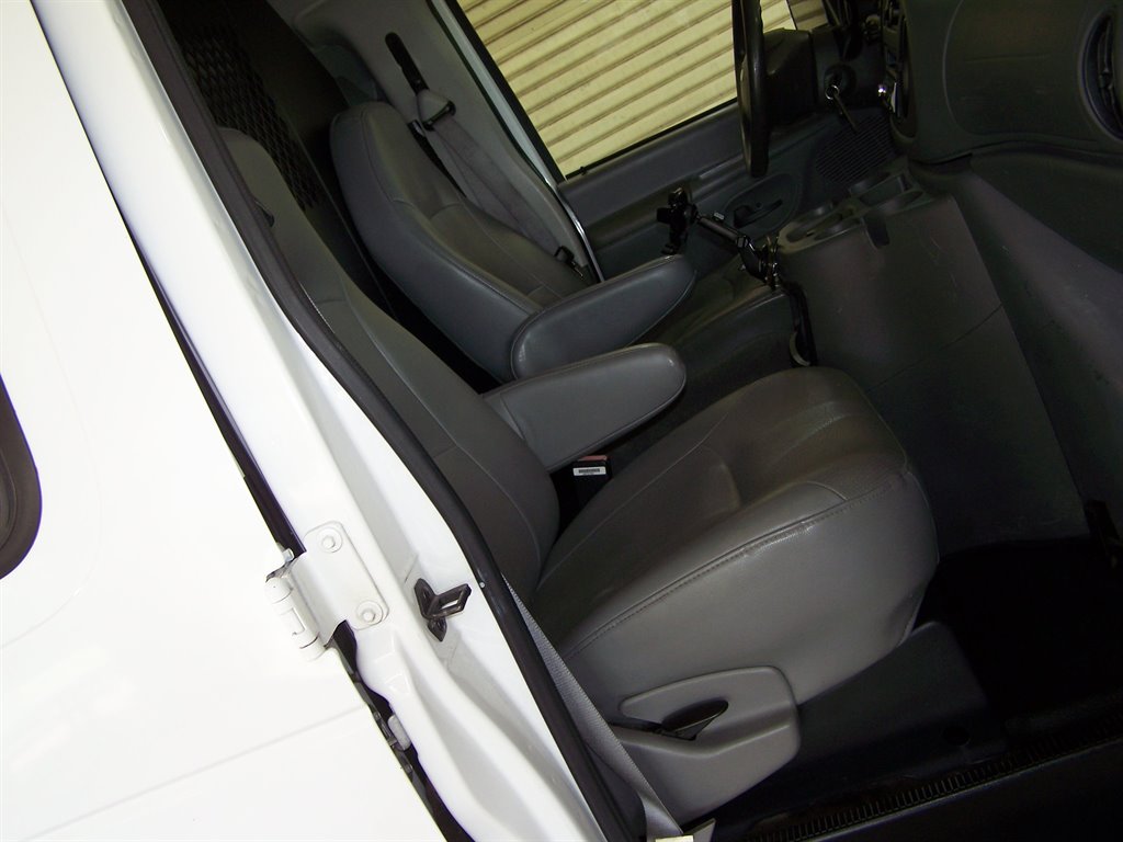 2005 Ford E-350 - $16,890