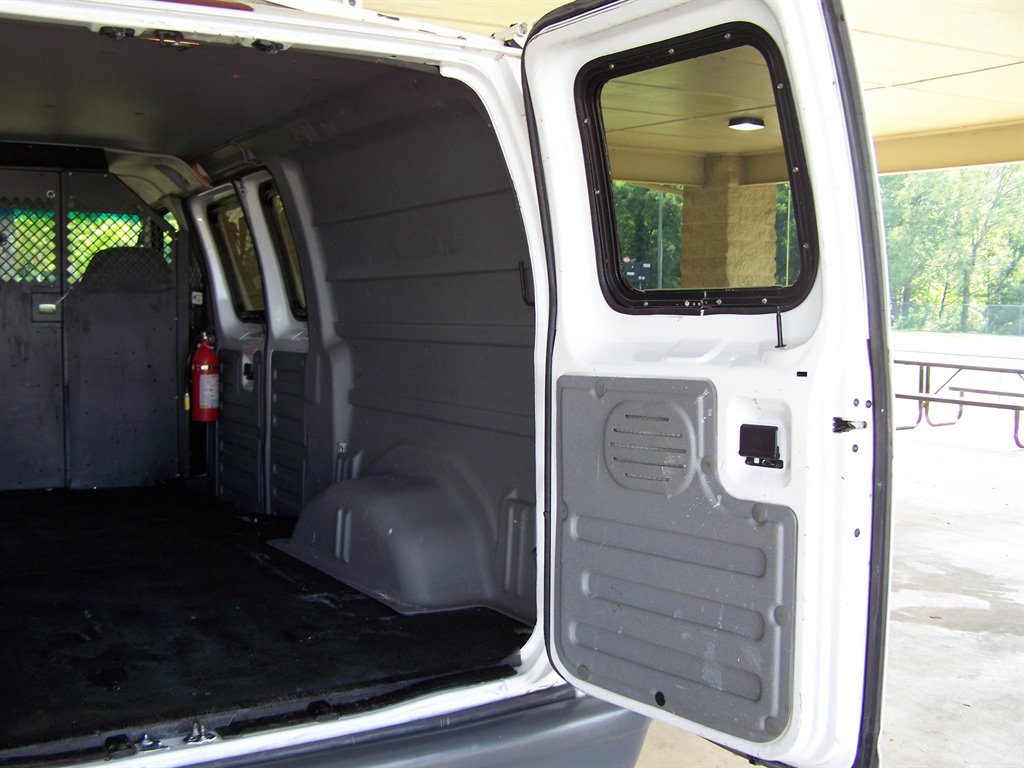 2005 Ford E-350 - $16,890
