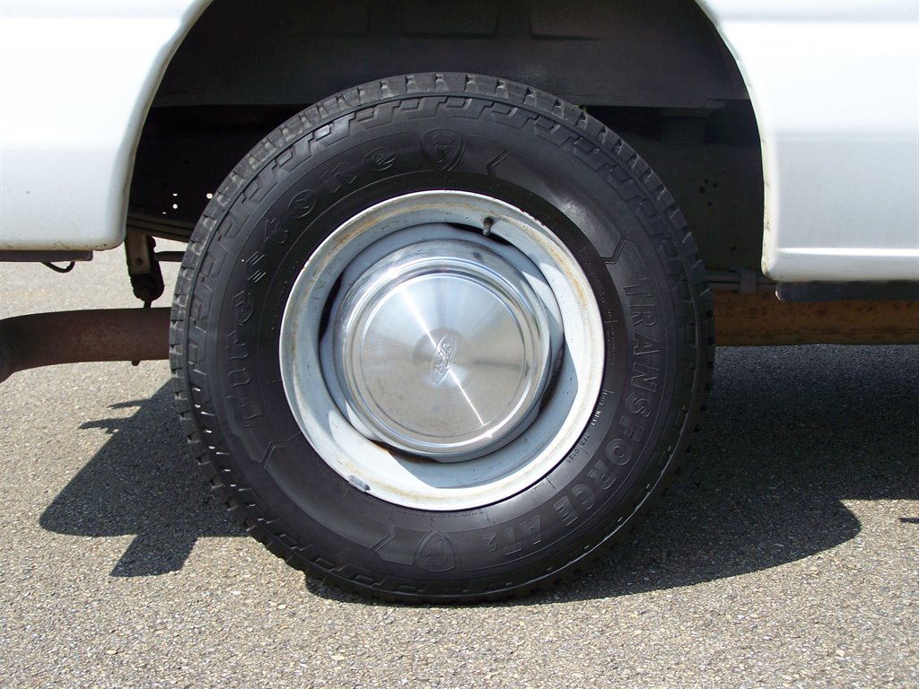 2005 Ford E-350 - $16,890
