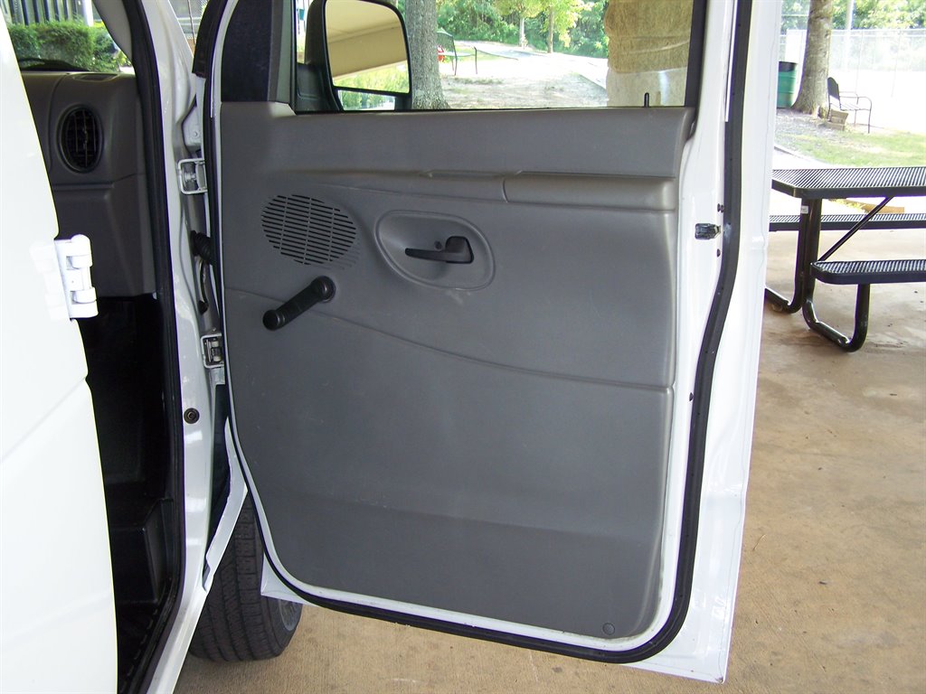 2005 Ford E-350 - $16,890