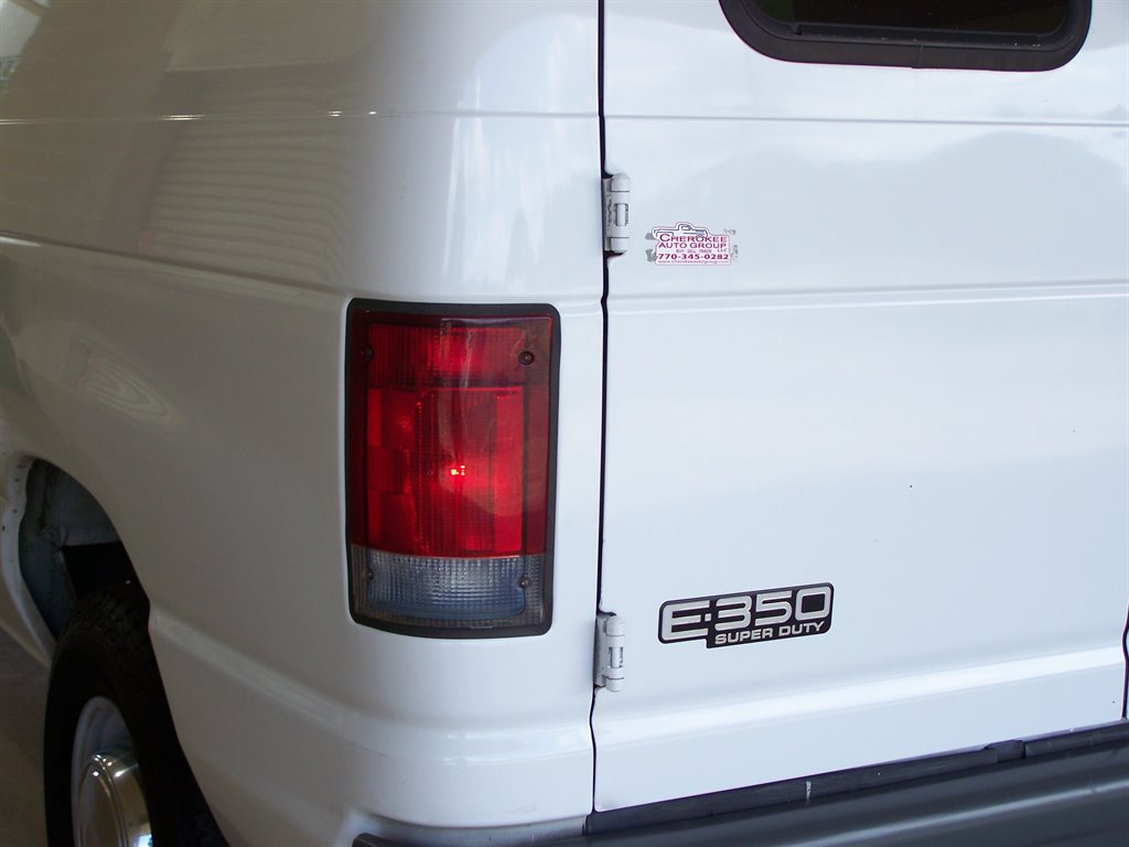 2005 Ford E-350 - $16,890