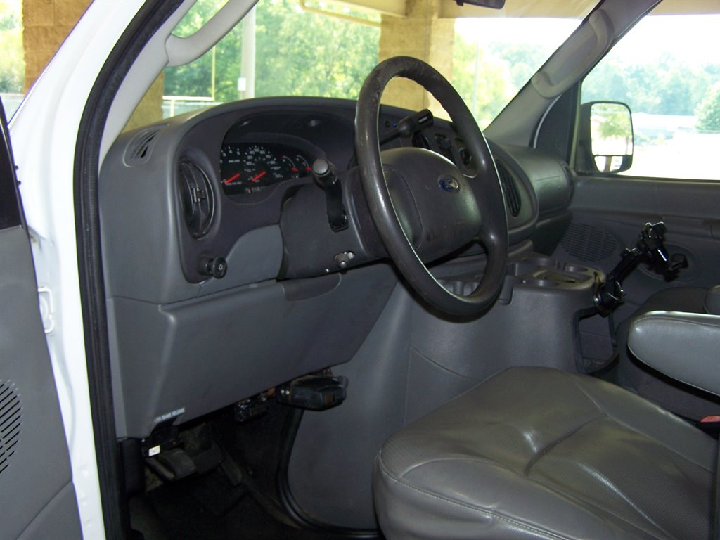 2005 Ford E-350 - $16,890