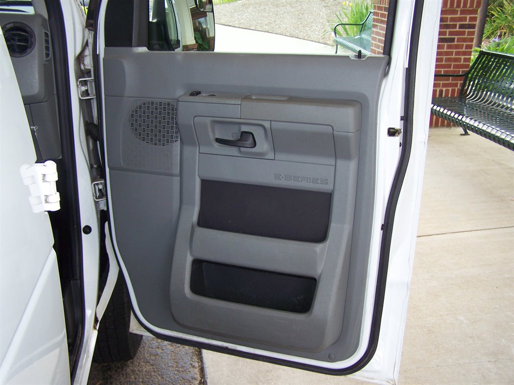 2010 Ford E-350 - $18,990