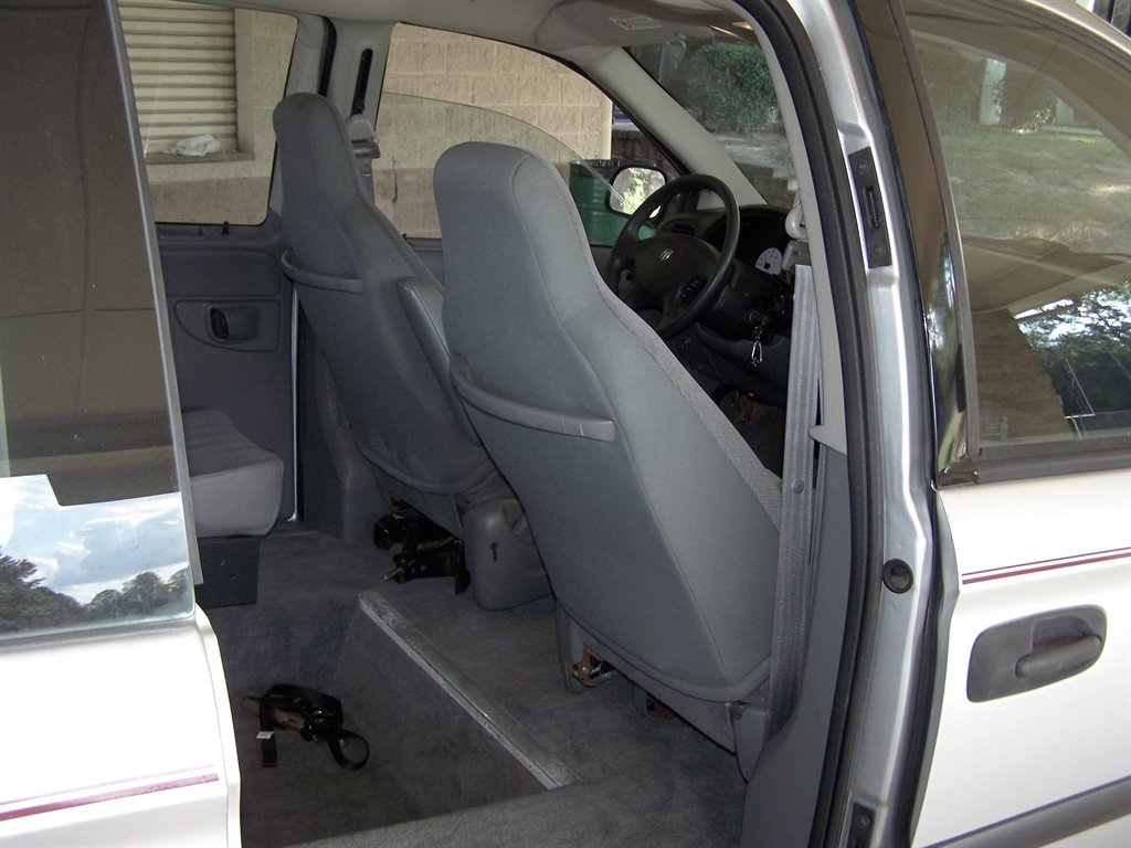 2005 Dodge Grand Caravan - $13,890