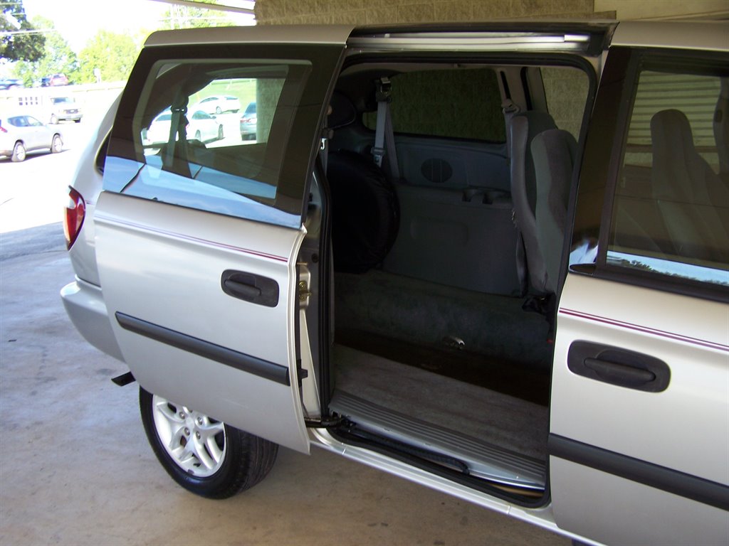 2005 Dodge Grand Caravan - $13,890