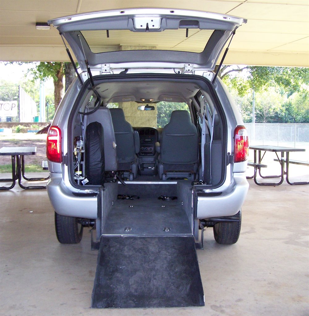 2005 Dodge Grand Caravan - $13,890
