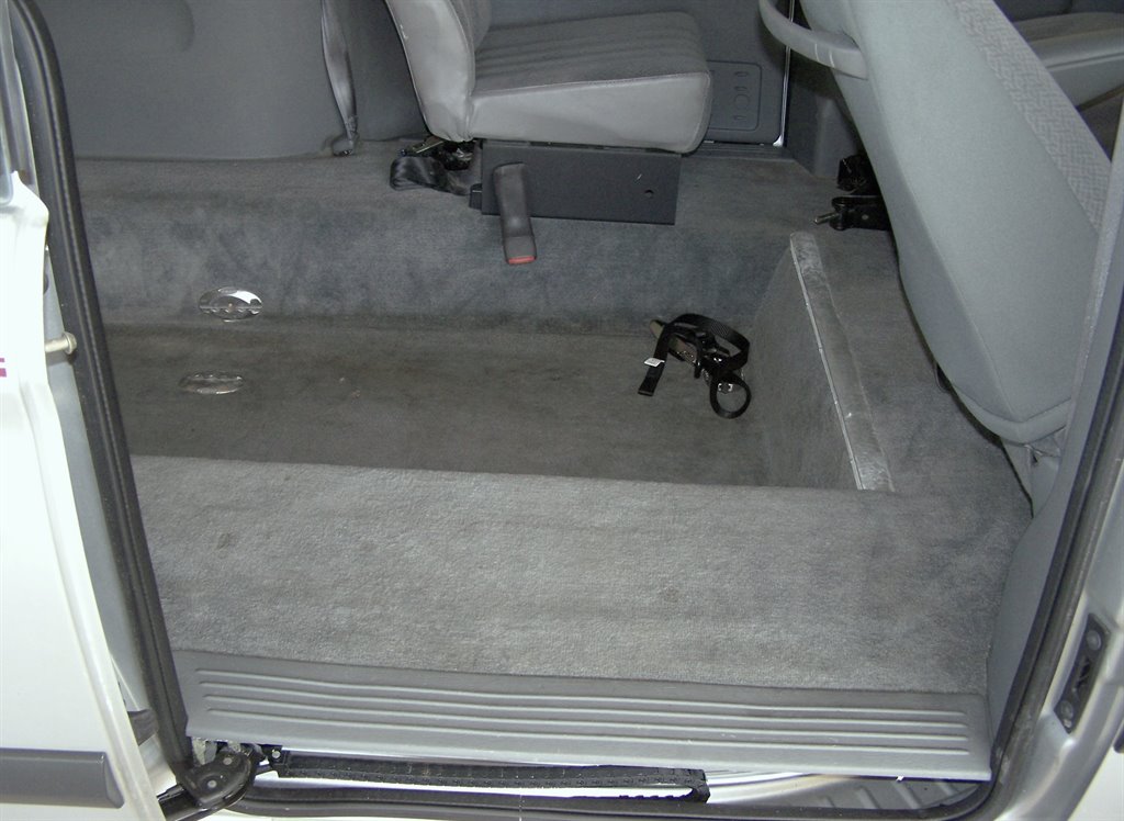 2005 Dodge Grand Caravan - $13,890
