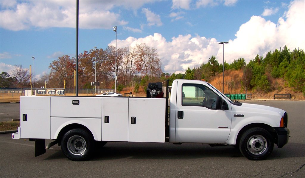2006 Ford F-350 Super Duty - $17,890