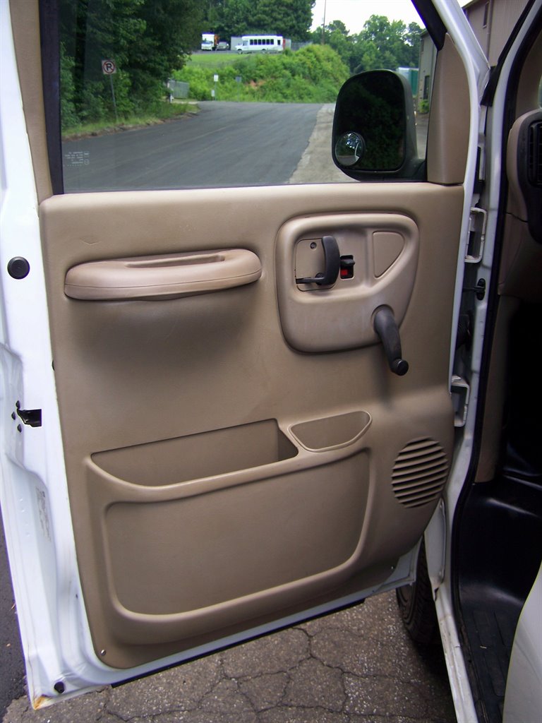 2002 Chevrolet G3500 VAN - $13,890