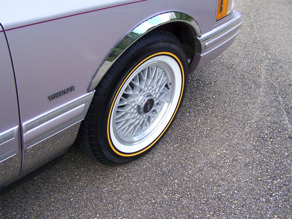 1991 Lincoln Town Car - $20,890