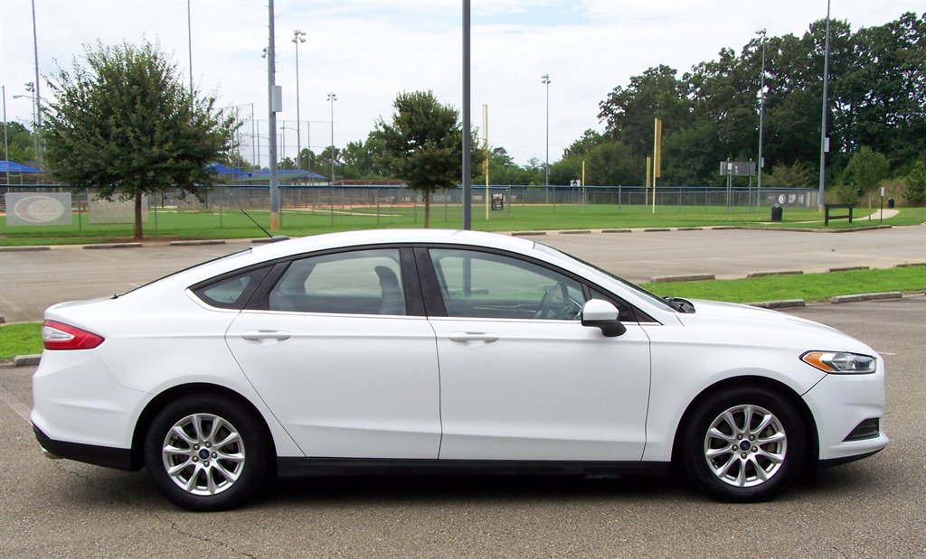 2015 Ford Fusion - $9,990