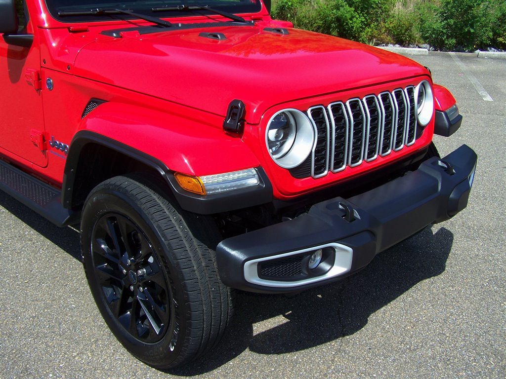 2025 Jeep Wrangler - $32,890
