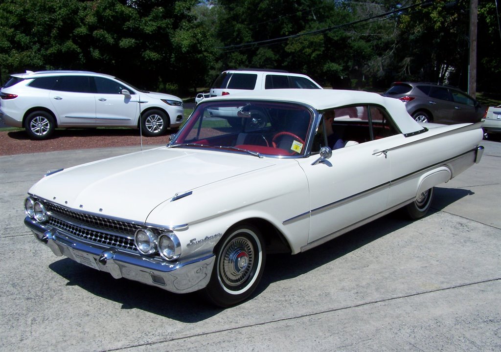 1961 Ford Galaxie Sunliner - $39,990