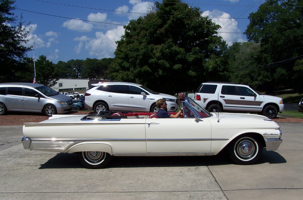 1961 Ford Galaxie Sunliner - $39,990