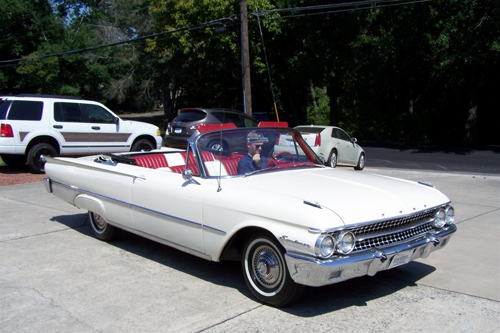 1961 Ford Galaxie Sunliner - $39,990