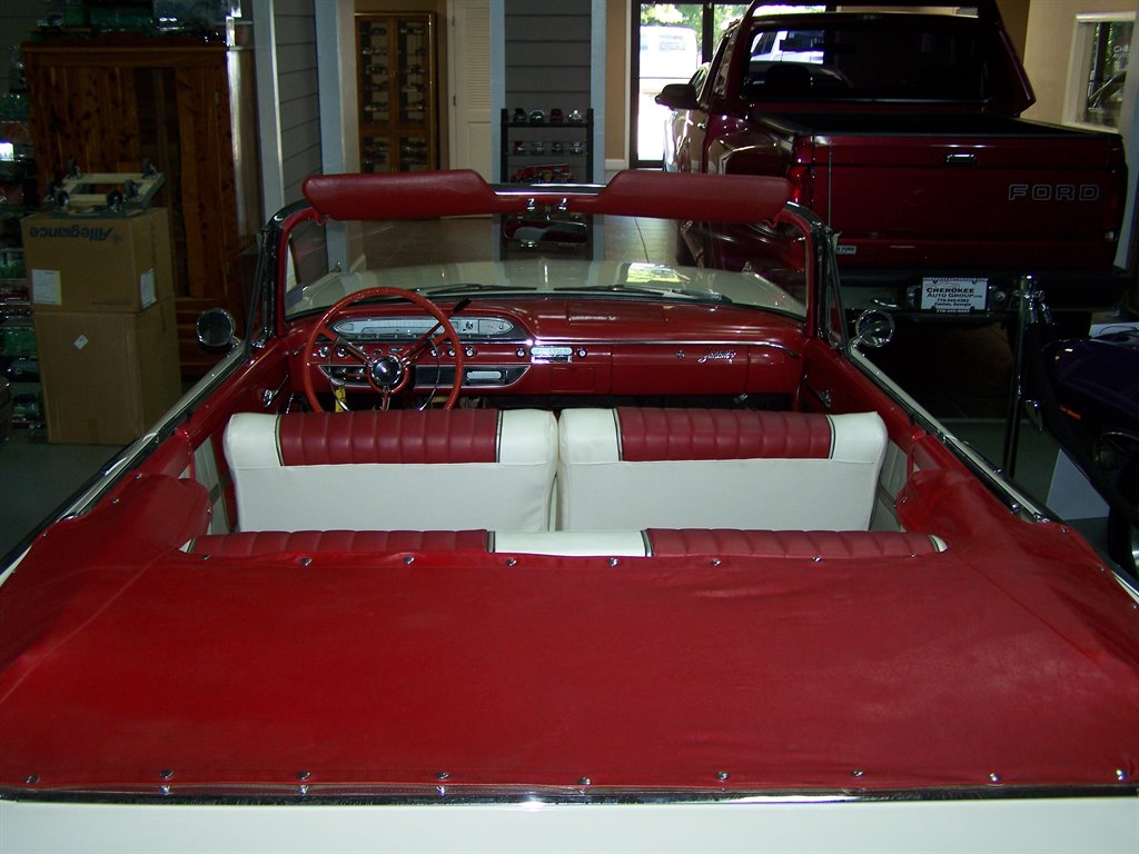 1961 Ford Galaxie Sunliner - $39,990
