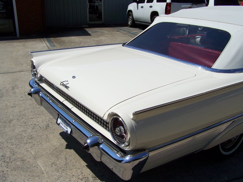 1961 Ford Galaxie Sunliner - $39,990
