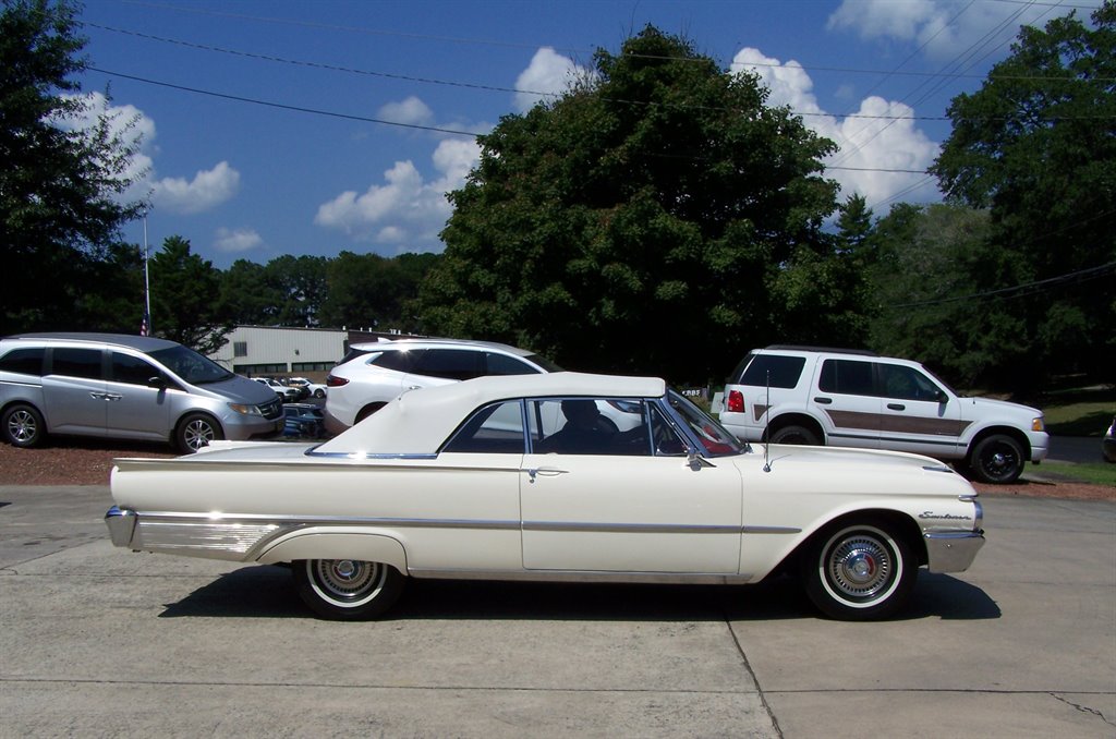 1961 Ford Galaxie Sunliner - $39,990