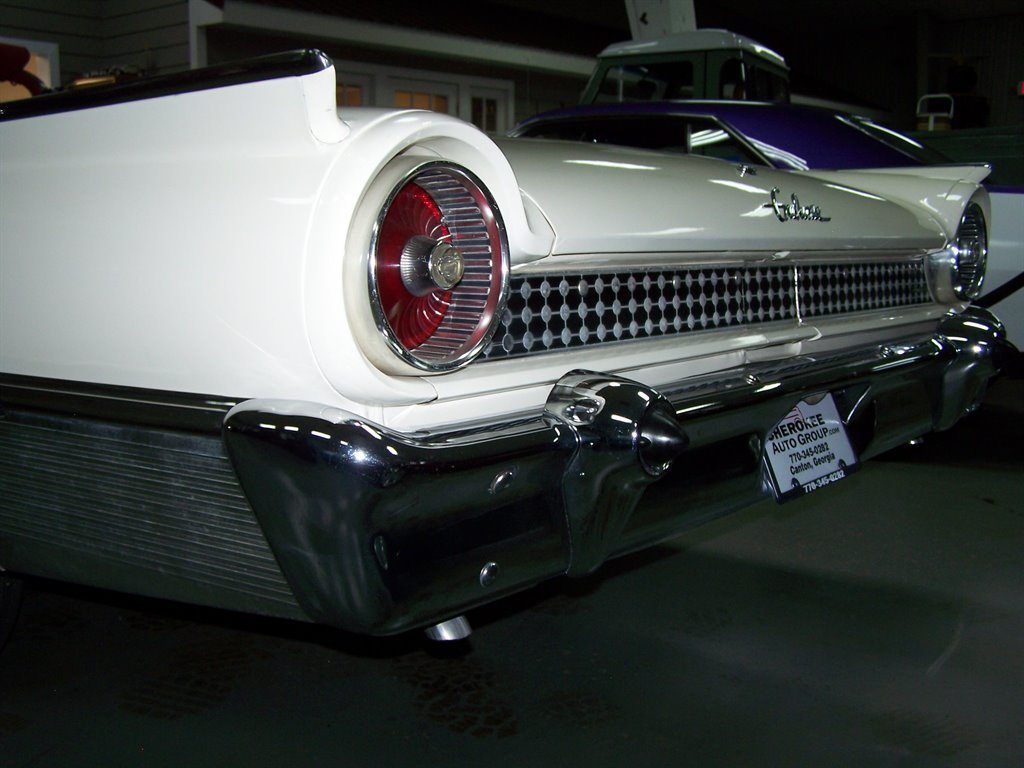 1961 Ford Galaxie Sunliner - $39,990
