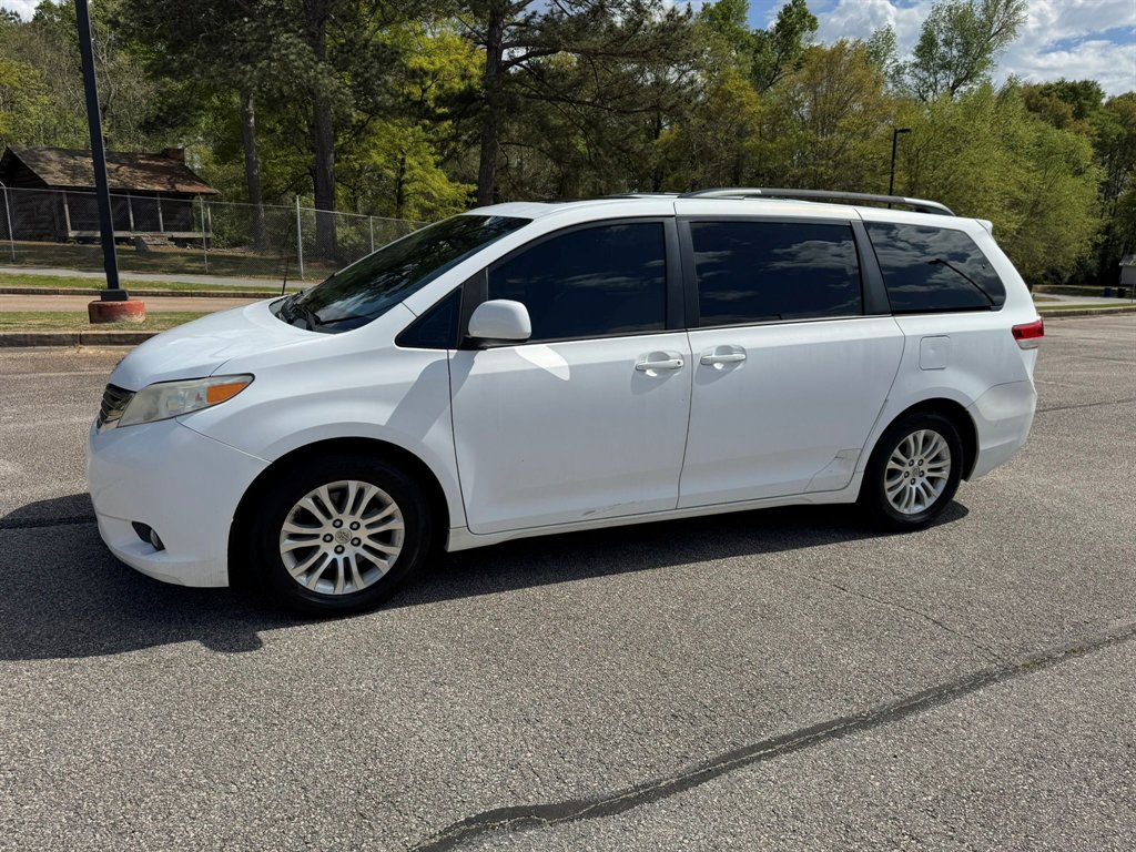 2012 Toyota Sienna - $9,900