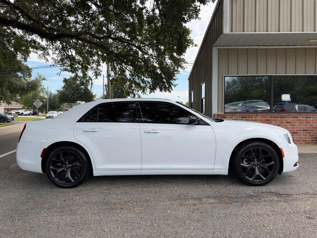 2022 Chrysler 300 - $20,500
