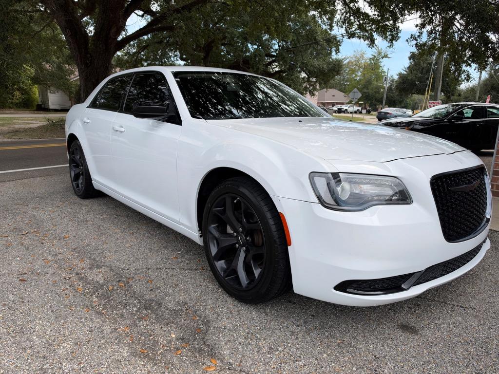 2022 Chrysler 300 - $20,500