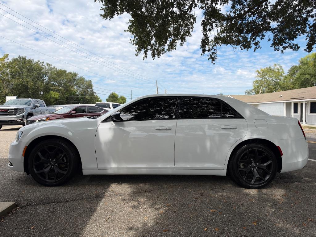 2022 Chrysler 300 - $20,500
