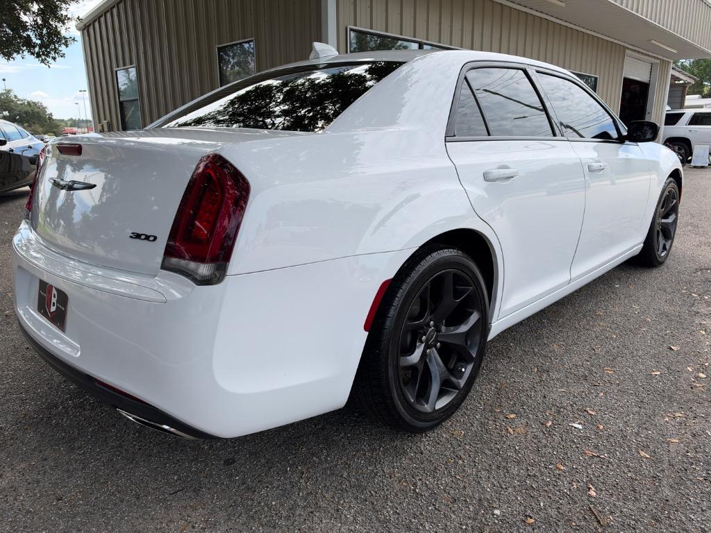 2022 Chrysler 300 - $20,500