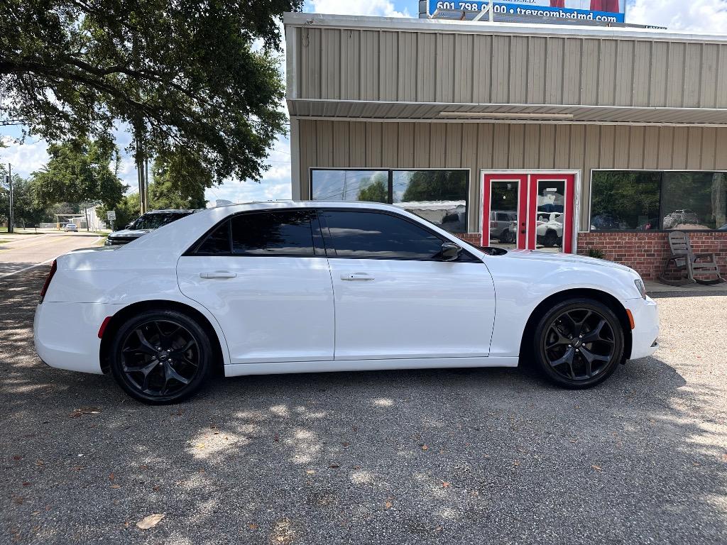 2022 Chrysler 300 - $20,500