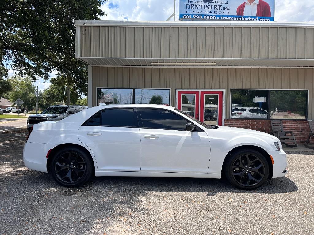 2022 Chrysler 300 - $20,500