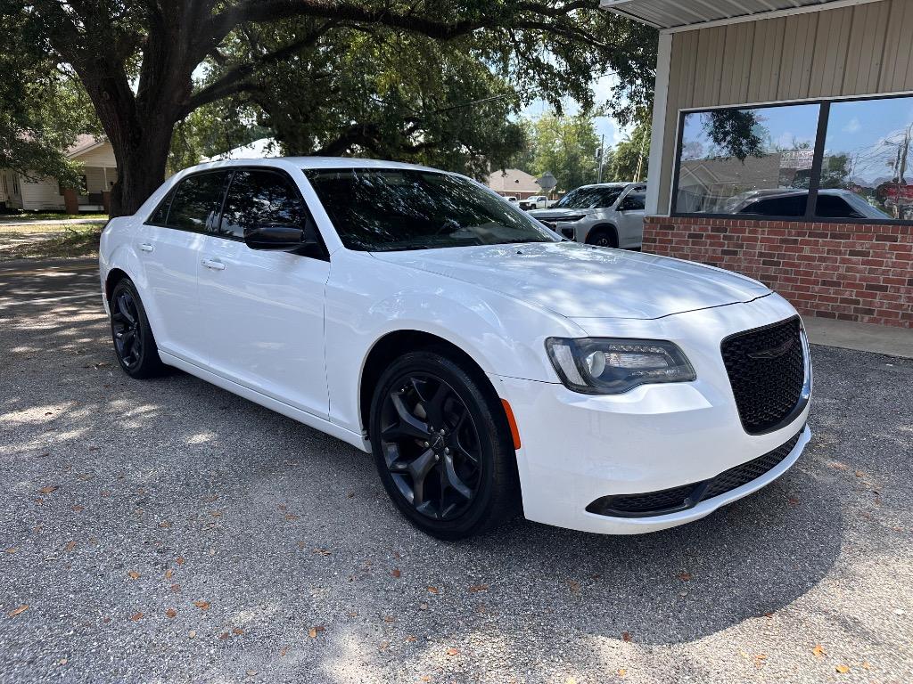 2022 Chrysler 300 - $20,500