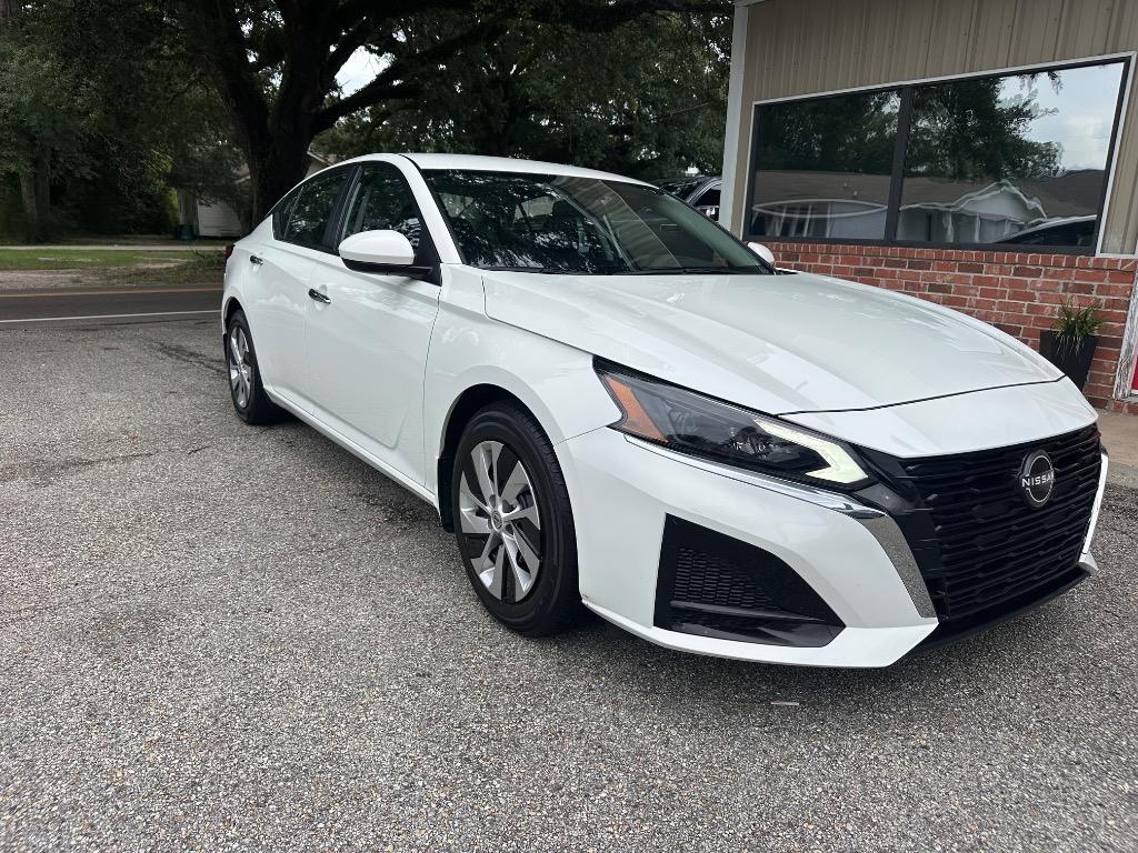 2023 Nissan Altima - $17,900