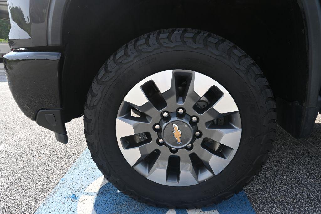 2024 Chevrolet Silverado 2500HD Crewcab Custom 4X4 - $39,800