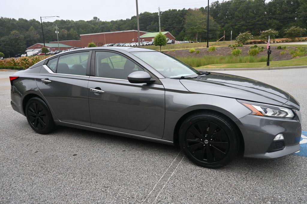 2022 Nissan Altima - $13,500